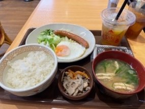 明日の夜7時から出勤します。